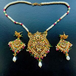 Beautiful statement piece faux emerald ruby and pearl necklace and earrings